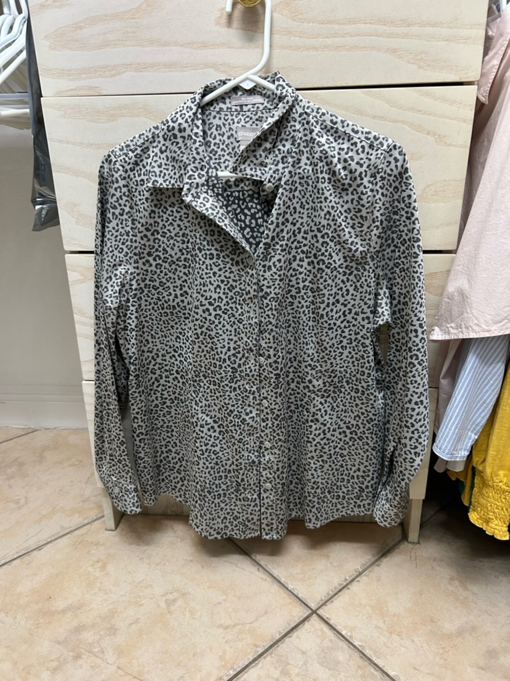 Chicos leopard print grey and white long sleeve shirt size 8/10 (1 in Chicos)